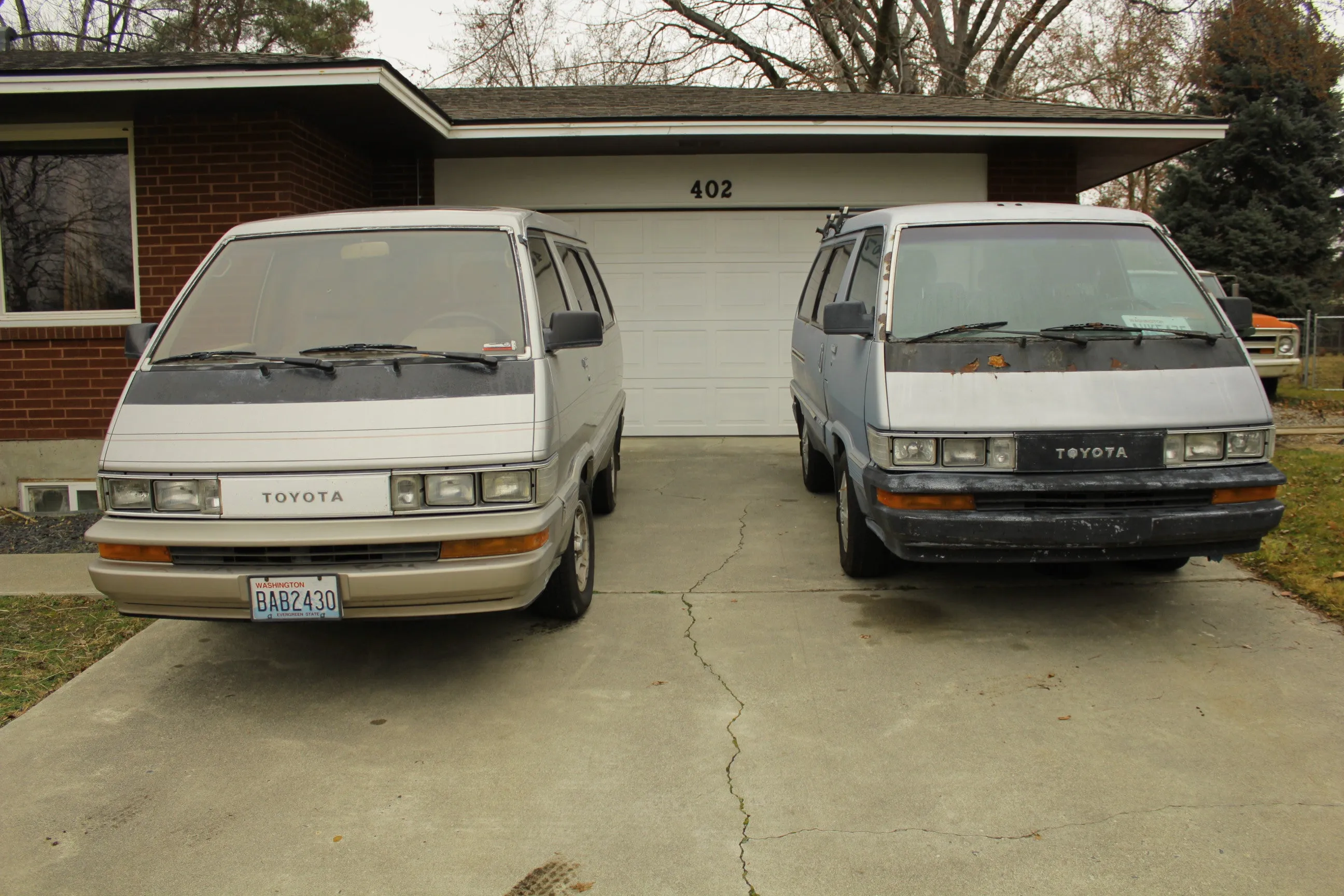 1989 Toyota Van Wagon - Vintage Camper Space Cruiser - Original Dual Sunroofs