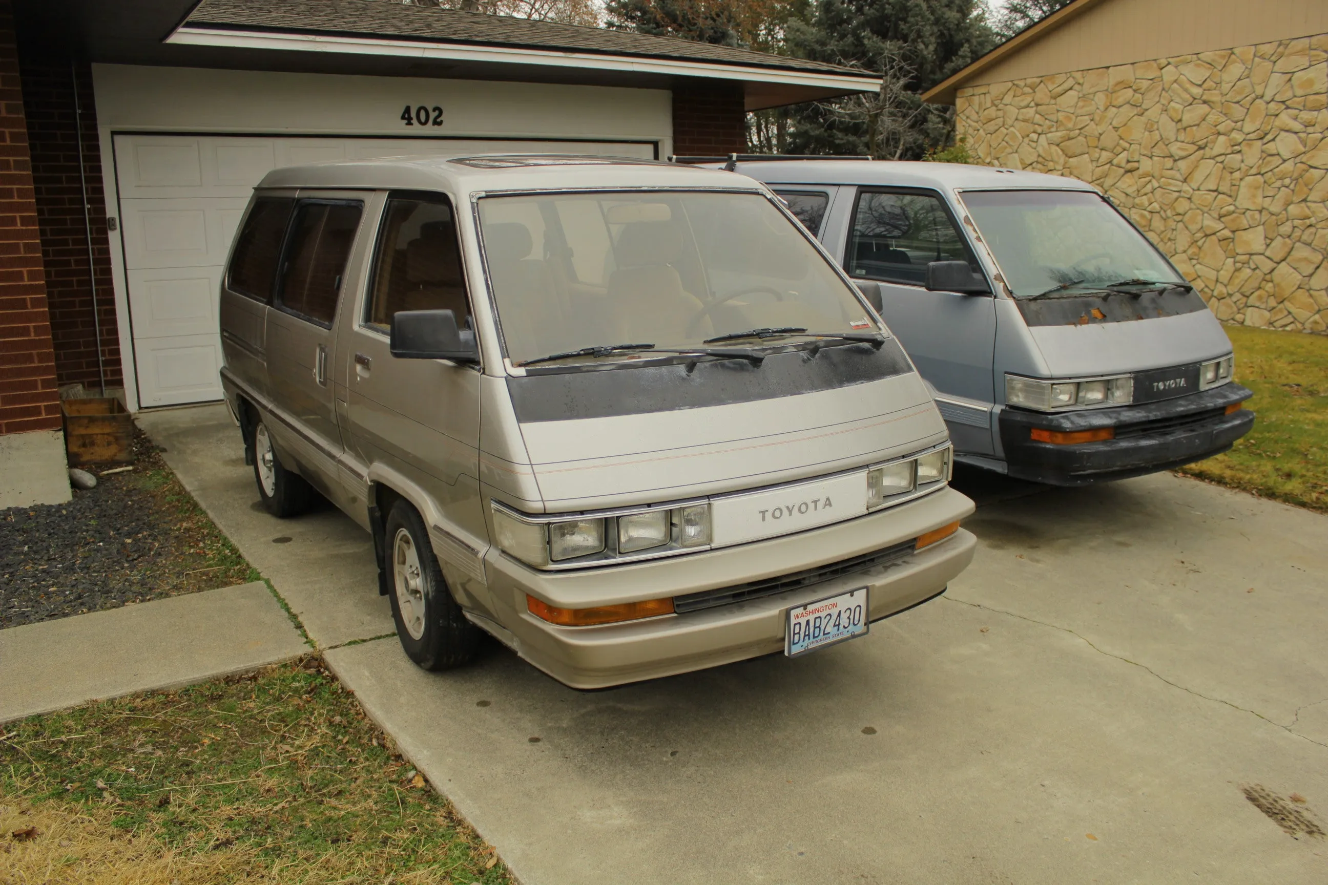 1989 Toyota Van Wagon - Vintage Camper Space Cruiser - Original Dual Sunroofs