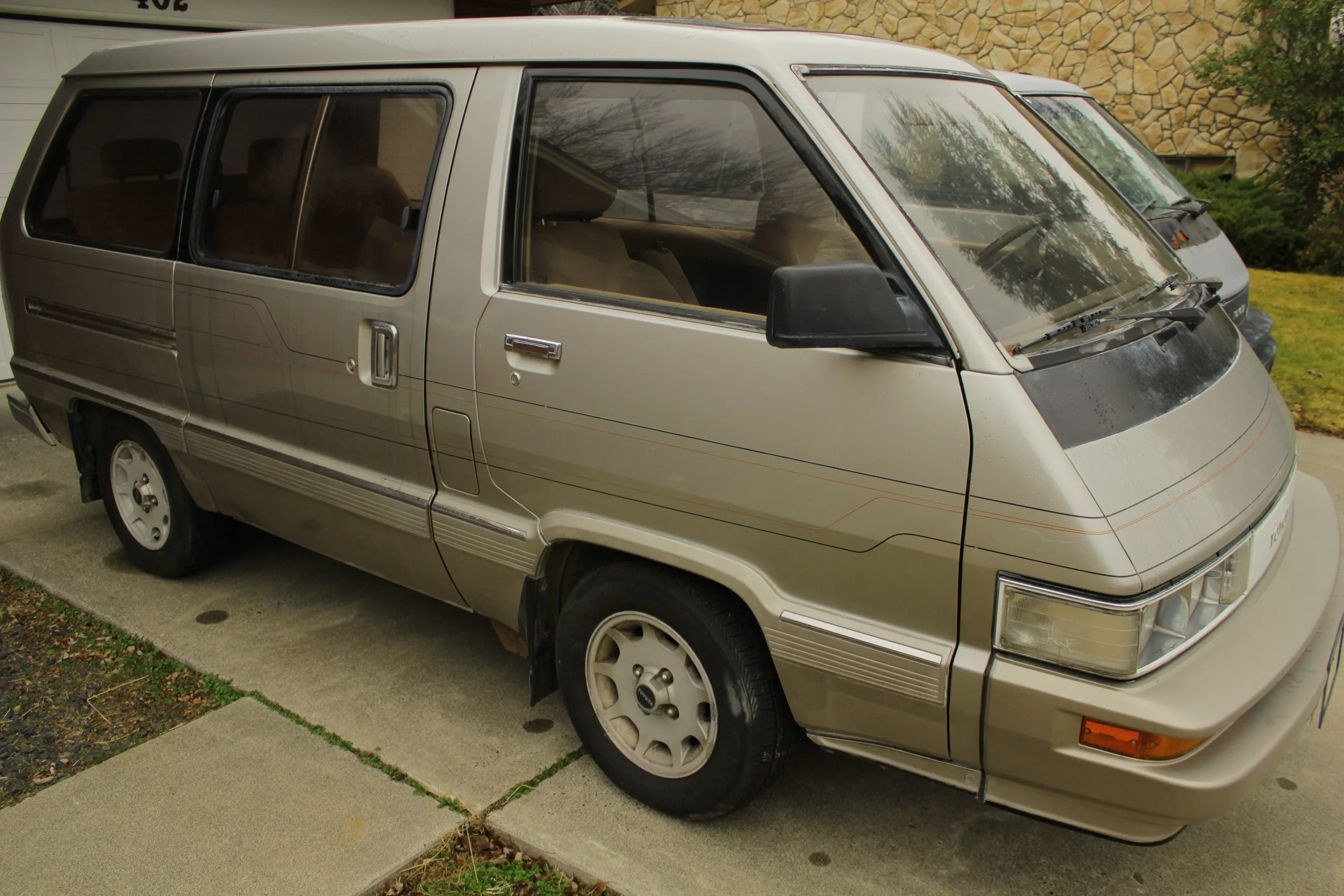 1989 Toyota Van Wagon - Vintage Camper Space Cruiser - Original Dual Sunroofs